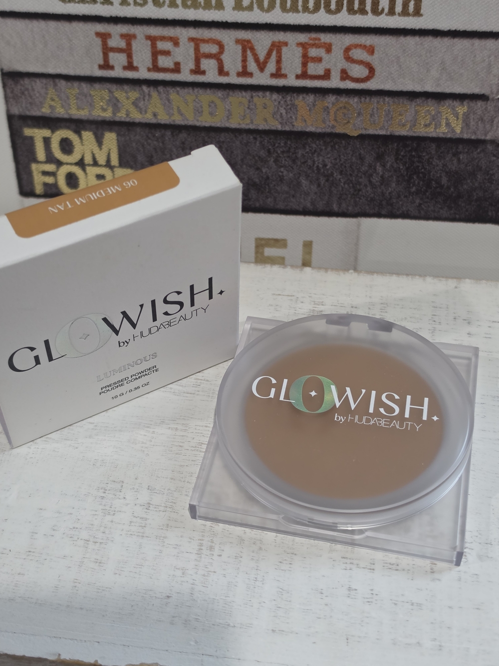 HUDA BEAUTY GLOWISH Powder Foundation - Medium Tan